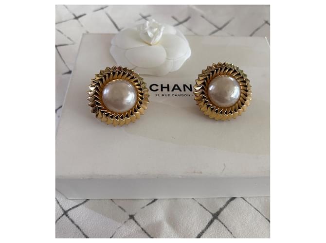 Timeless Orecchini Chanel Sunburst Perle Tono Oro Bianco D'oro - vista 2