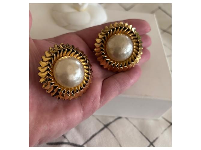 Timeless Orecchini Chanel Sunburst Perle Tono Oro Bianco D'oro - vista 4