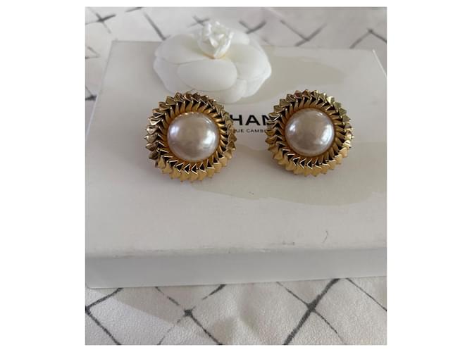 Timeless Orecchini Chanel Sunburst Perle Tono Oro Bianco D'oro - vista 5