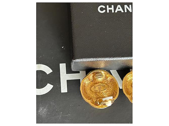Orecchini Chanel Vintage CC Logo e Perle Bianco D'oro - vista 2