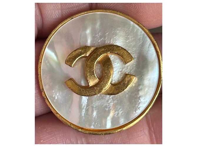 Chanel CC Perlmutt-Ohrringe Weiß Golden - Ansicht 3