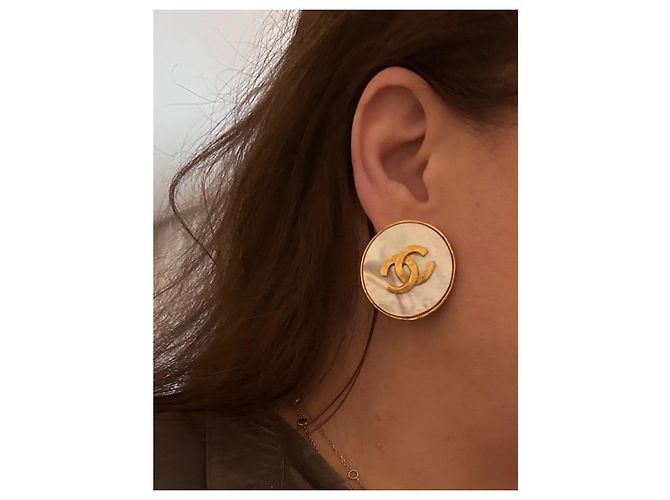 Chanel CC Perlmutt-Ohrringe Weiß Golden - Ansicht 5