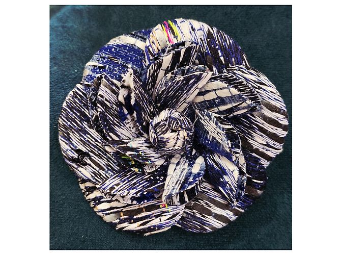 Chanel Spilla Camelia in tweed multicolore - vista 3