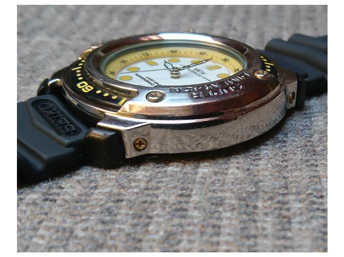 Relógio Seiko Alba Super Dimension Panelight Quartz V671-6A20 Preto Branco Amarelo Gold hardware - vista 10