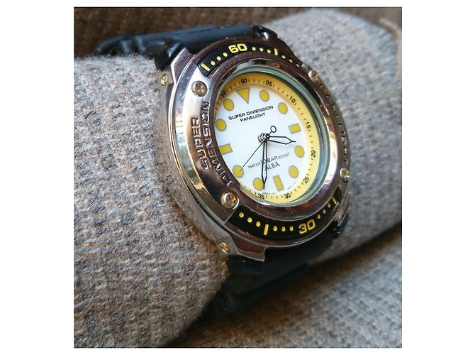 Relógio Seiko Alba Super Dimension Panelight Quartz V671-6A20 Preto Branco Amarelo Gold hardware - vista 2