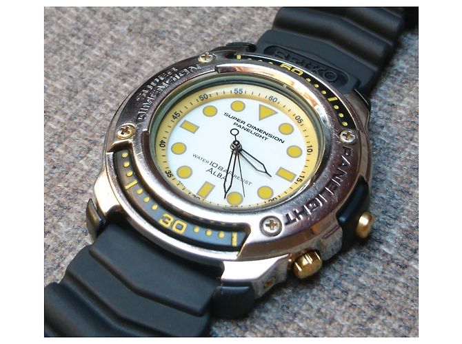 Relógio Seiko Alba Super Dimension Panelight Quartz V671-6A20 Preto Branco Amarelo Gold hardware - vista 3