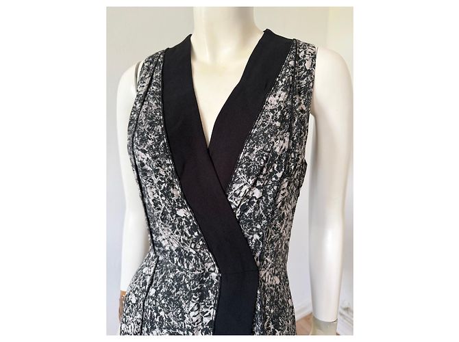 Proenza Schouler Vestido de seda estampado abstrato preto e branco - vista 2