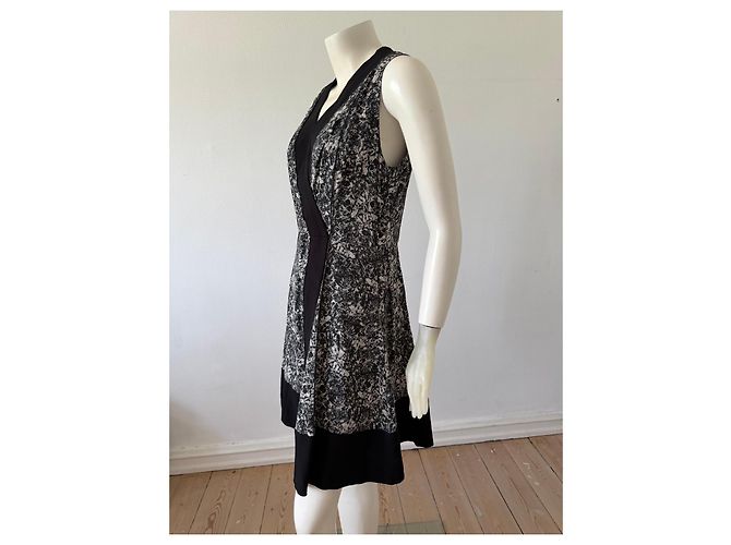 Proenza Schouler Vestido de seda estampado abstrato preto e branco - vista 3