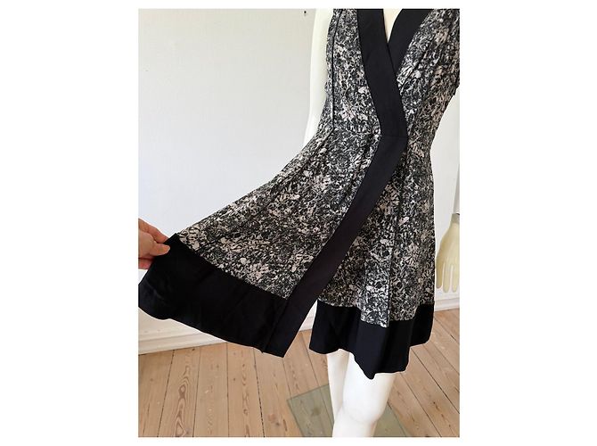 Proenza Schouler Vestido de seda estampado abstrato preto e branco - vista 5