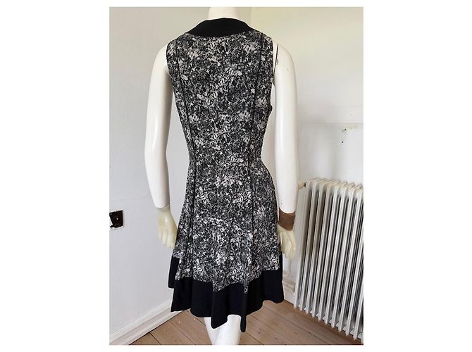 Proenza Schouler Vestido de seda estampado abstrato preto e branco - vista 6