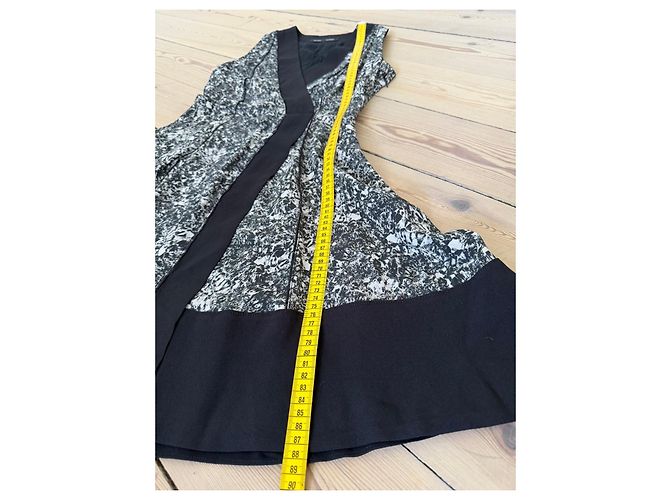 Proenza Schouler Vestido de seda estampado abstrato preto e branco - vista 9