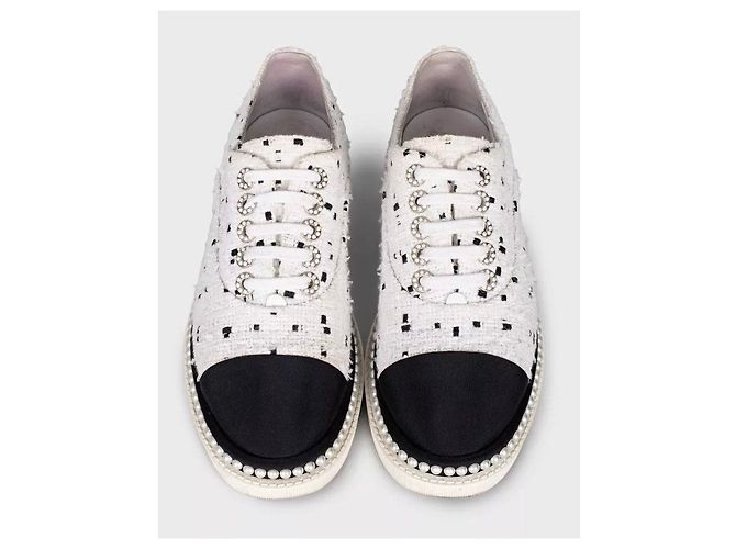 Baskets en textile blanc Chanel avec bout contrasté Taille 36 Occasion - vue 2