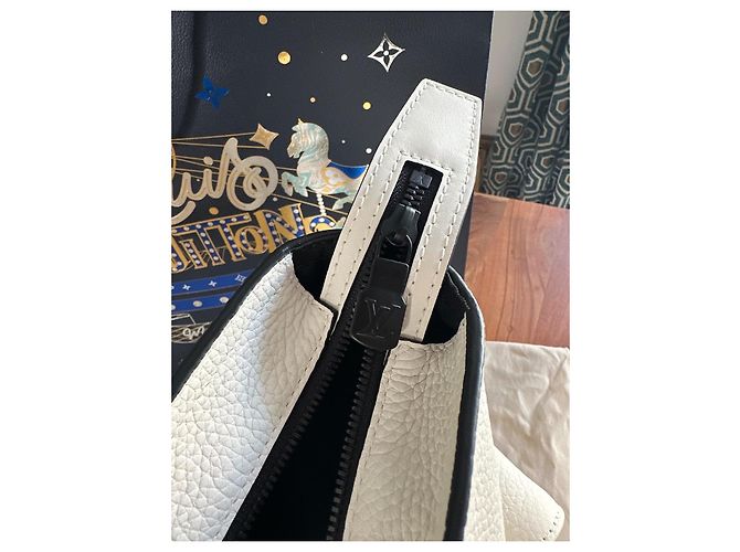 Borsa tote Louis Vuitton Christopher in pelle bianca Bianco - vista 6