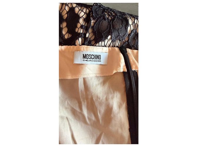 Moschino Cheap and Chic Kleid aus schwarzer Spitze mit Schleifen - Ansicht 11