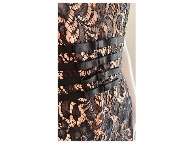 Moschino Cheap and Chic Kleid aus schwarzer Spitze mit Schleifen - Ansicht 4