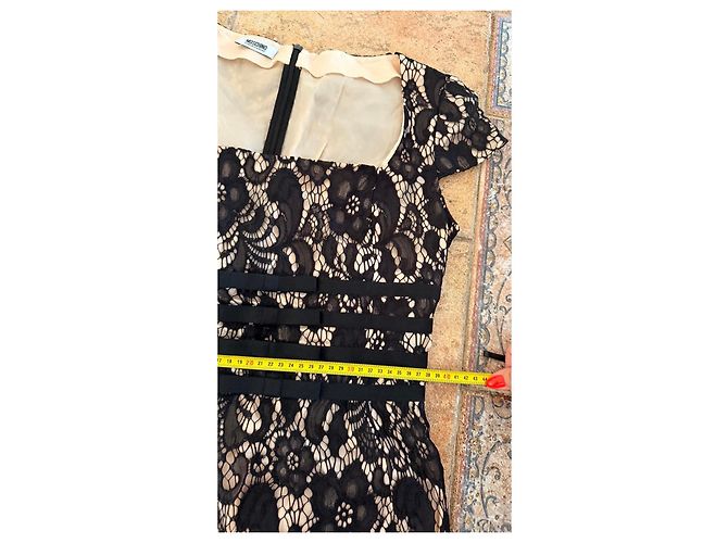 Moschino Cheap and Chic Kleid aus schwarzer Spitze mit Schleifen - Ansicht 6
