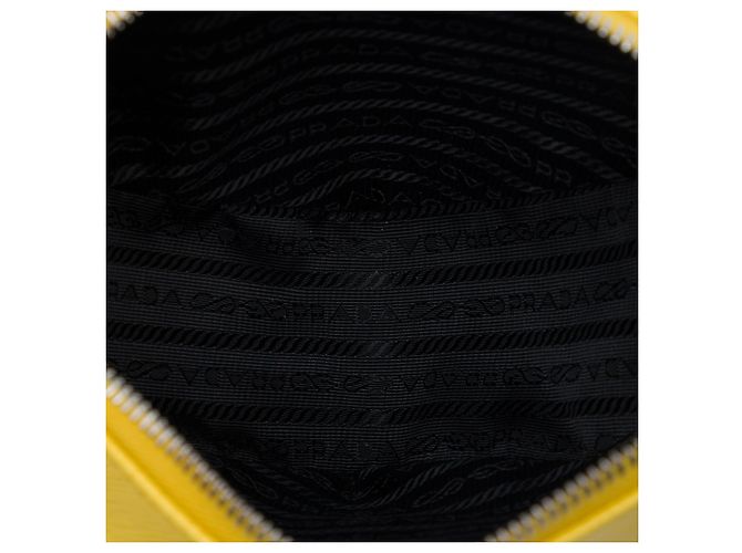 Pochette da polso Prada gialla in Saffiano con logo triangolo in rilievo Giallo - vista 4