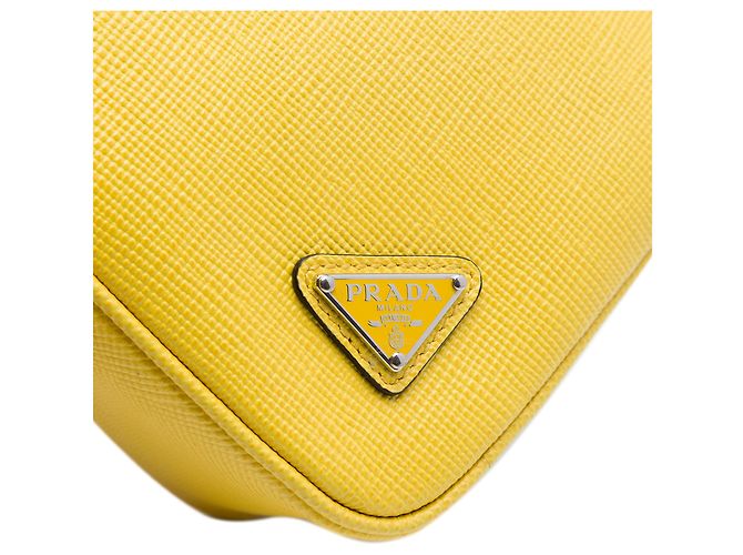 Pochette da polso Prada gialla in Saffiano con logo triangolo in rilievo Giallo - vista 5