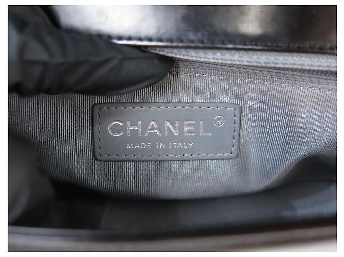 BORSA CHANEL BOY MEDIUM IN PELLE LACCATA NERA A SPALLA Nero - vista 11