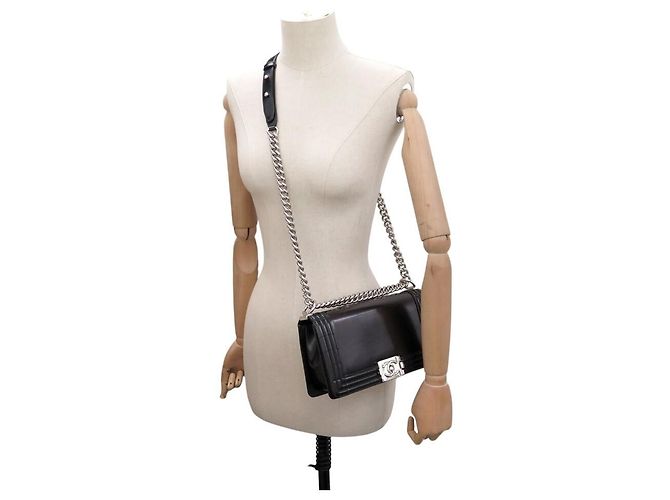 BORSA CHANEL BOY MEDIUM IN PELLE LACCATA NERA A SPALLA Nero - vista 5