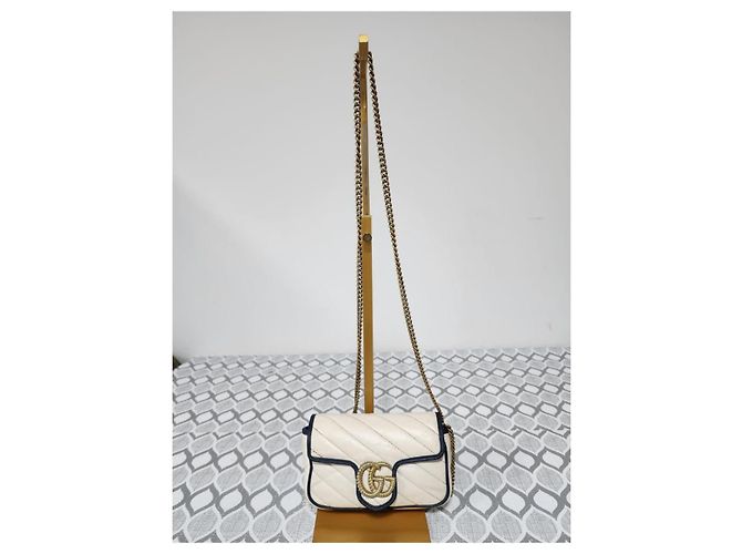 Gucci GG Marmont Super Mini Borsa a Tracolla Bianco D'oro - vista 2