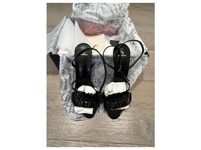 Autre Marque Skorpios High-Heel-Sandaletten aus schwarzem Lackleder mit Rüschen - Ansicht 10