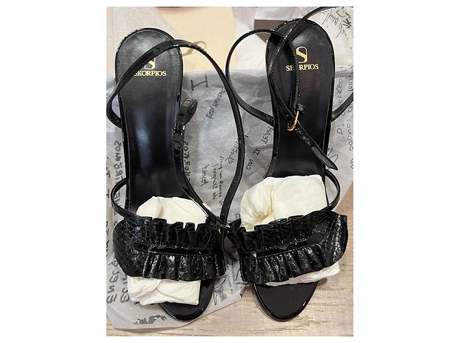Autre Marque Skorpios High-Heel-Sandaletten aus schwarzem Lackleder mit Rüschen - Ansicht 11