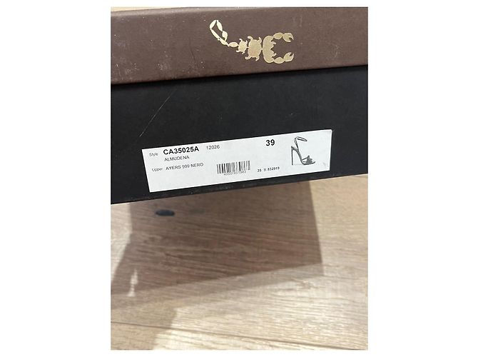 Autre Marque Skorpios High-Heel-Sandaletten aus schwarzem Lackleder mit Rüschen - Ansicht 12