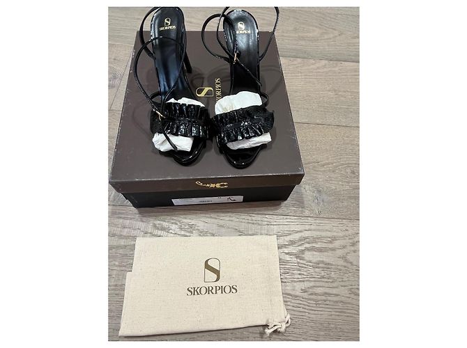 Autre Marque Skorpios High-Heel-Sandaletten aus schwarzem Lackleder mit Rüschen - Ansicht 13