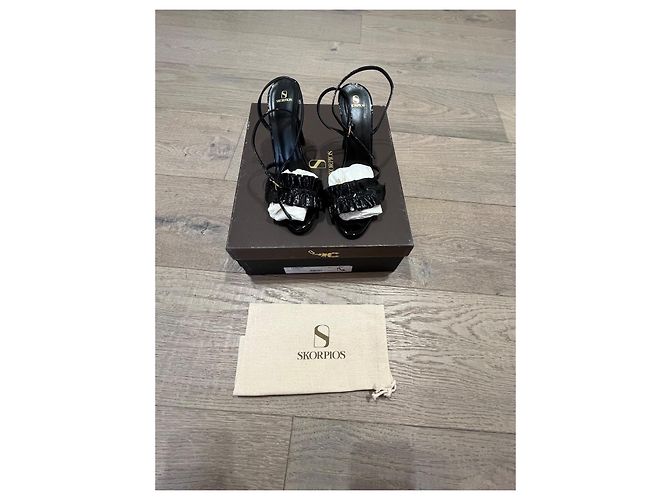 Autre Marque Skorpios High-Heel-Sandaletten aus schwarzem Lackleder mit Rüschen - Ansicht 14