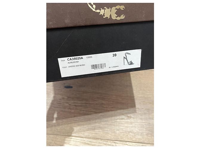 Autre Marque Skorpios High-Heel-Sandaletten aus schwarzem Lackleder mit Rüschen - Ansicht 15