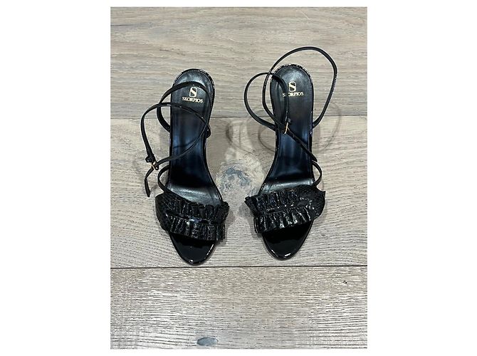 Autre Marque Skorpios High-Heel-Sandaletten aus schwarzem Lackleder mit Rüschen - Ansicht 2