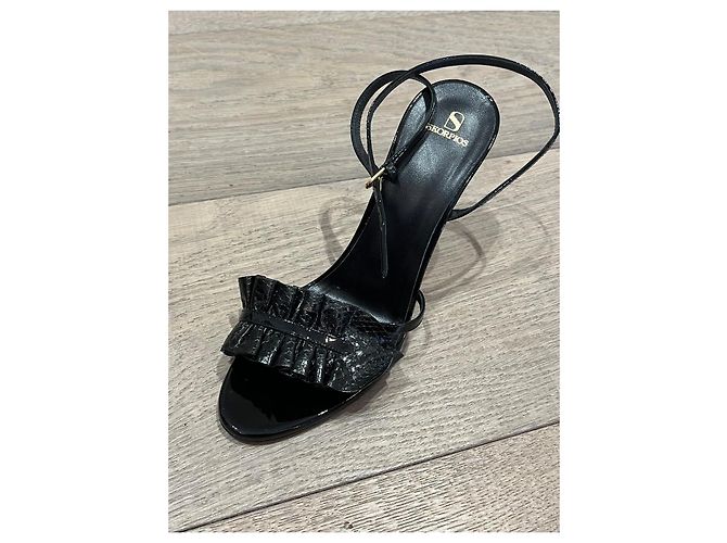 Autre Marque Skorpios High-Heel-Sandaletten aus schwarzem Lackleder mit Rüschen - Ansicht 3