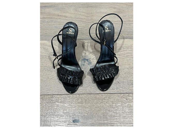 Autre Marque Skorpios High-Heel-Sandaletten aus schwarzem Lackleder mit Rüschen - Ansicht 4