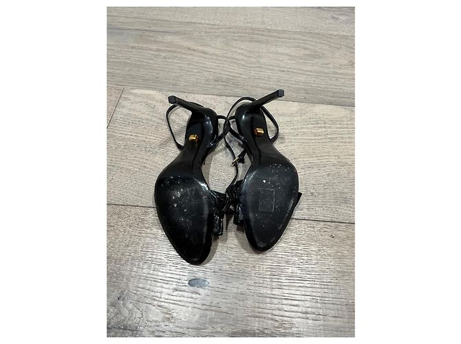 Autre Marque Skorpios High-Heel-Sandaletten aus schwarzem Lackleder mit Rüschen - Ansicht 5