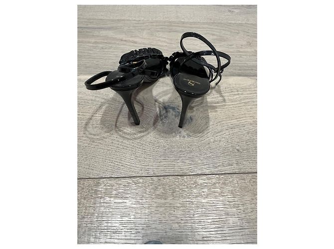 Autre Marque Skorpios High-Heel-Sandaletten aus schwarzem Lackleder mit Rüschen - Ansicht 6