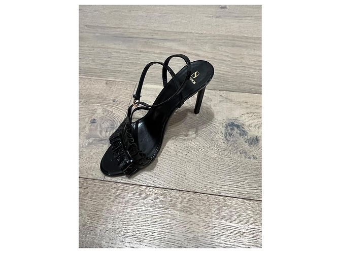 Autre Marque Skorpios High-Heel-Sandaletten aus schwarzem Lackleder mit Rüschen - Ansicht 7