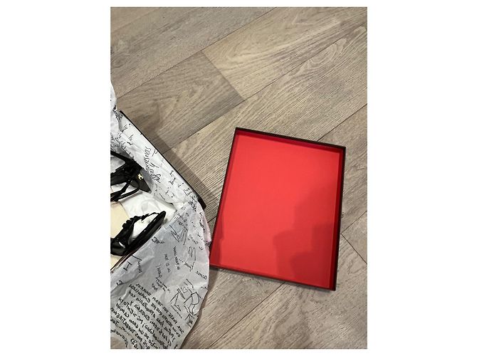 Autre Marque Skorpios High-Heel-Sandaletten aus schwarzem Lackleder mit Rüschen - Ansicht 9