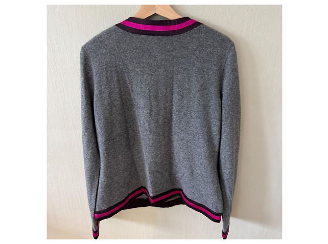 Escada Strickoberteil in Grau aus Kaschmir-Mischgewebe mit rosa Besatz Pink - Ansicht 2