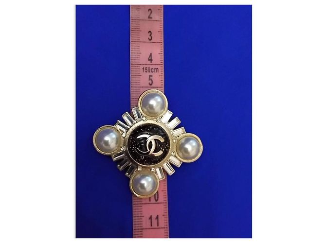 Timeless Chanel Spilla Croce Gripoix Perle e Cristalli Placcata Oro Nero Bianco Gold hardware - vista 6