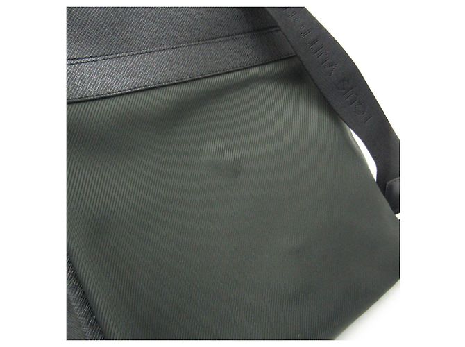 Borsa a tracolla Louis Vuitton Taiga Beluga da uomo Grigio - vista 14