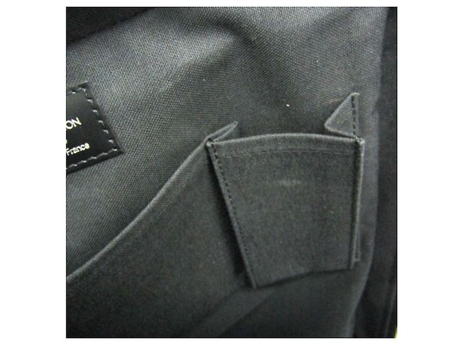 Borsa a tracolla Louis Vuitton Taiga Beluga da uomo Grigio - vista 15