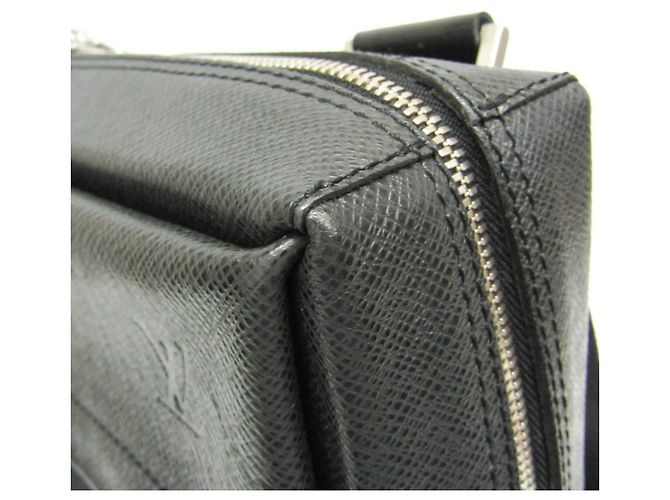 Borsa a tracolla Louis Vuitton Taiga Beluga da uomo Grigio - vista 8