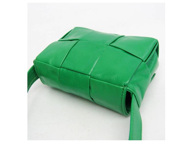 Borsa a tracolla in pelle verde Intrecciato Cassette Bottega Veneta - vista 8