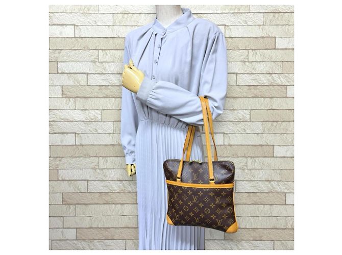 Borsa a Spalla Louis Vuitton Coussin GM Monogram Marrone - vista 2