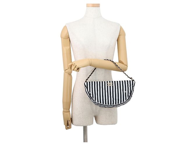 Borsa Hobo Chanel Coco Beach Mark Large in Nylon Nero Bianco - vista 4