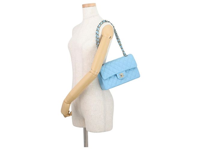 Borsa Chanel in pelle di vitello martellata azzurro cielo Blu chiaro - vista 4