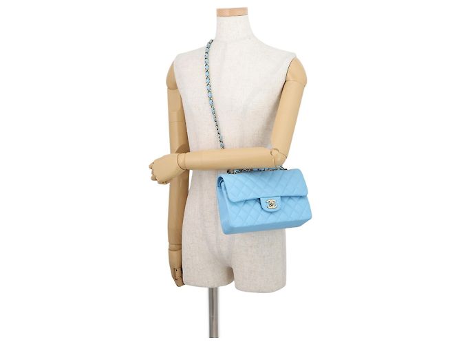 Borsa Chanel in pelle di vitello martellata azzurro cielo Blu chiaro - vista 5