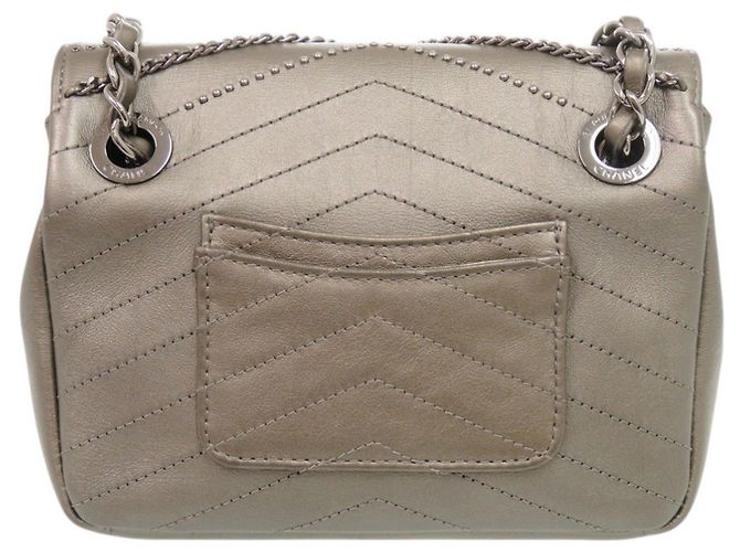 Borsa a tracolla in pelle Chanel Chevron Coco Mark Marrone - vista 2