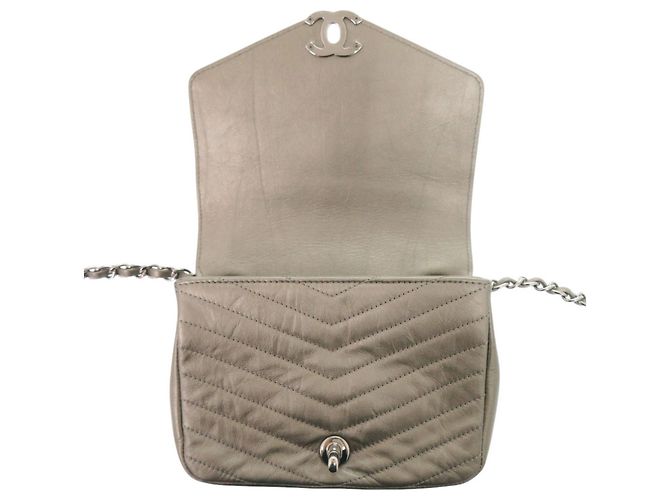 Borsa a tracolla in pelle Chanel Chevron Coco Mark Marrone - vista 5